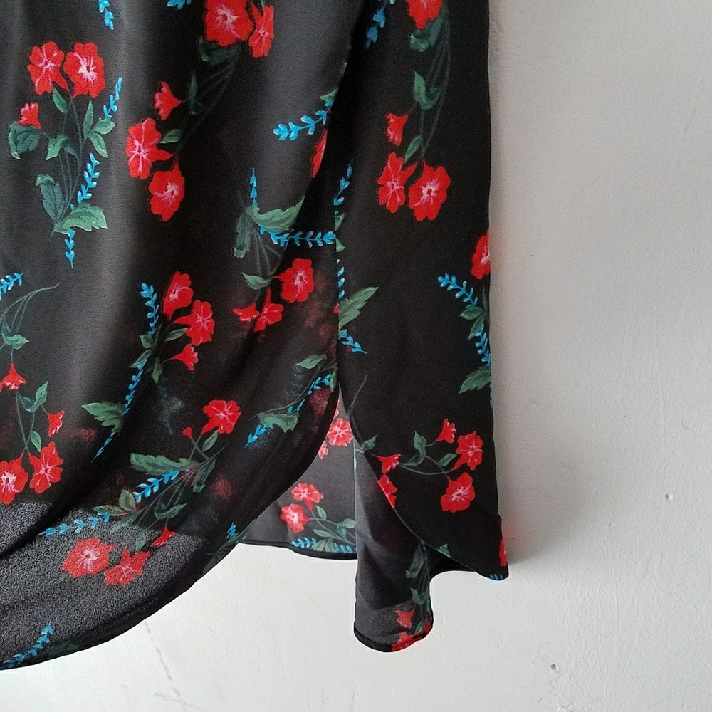 ❌Sold❌VINCE Camuto  Floral tunic TOP v NECK - Picture 3 of 8